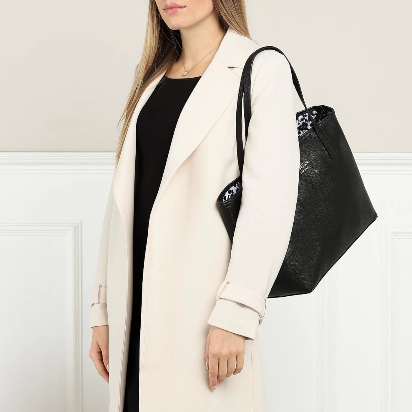 GUESS Vikky Zwarte Shopper HWVG69-95230-BLA - Image 2